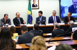 Ministro diz que situação melhora nos hospitais federais do Rio; deputados vão acompanhar