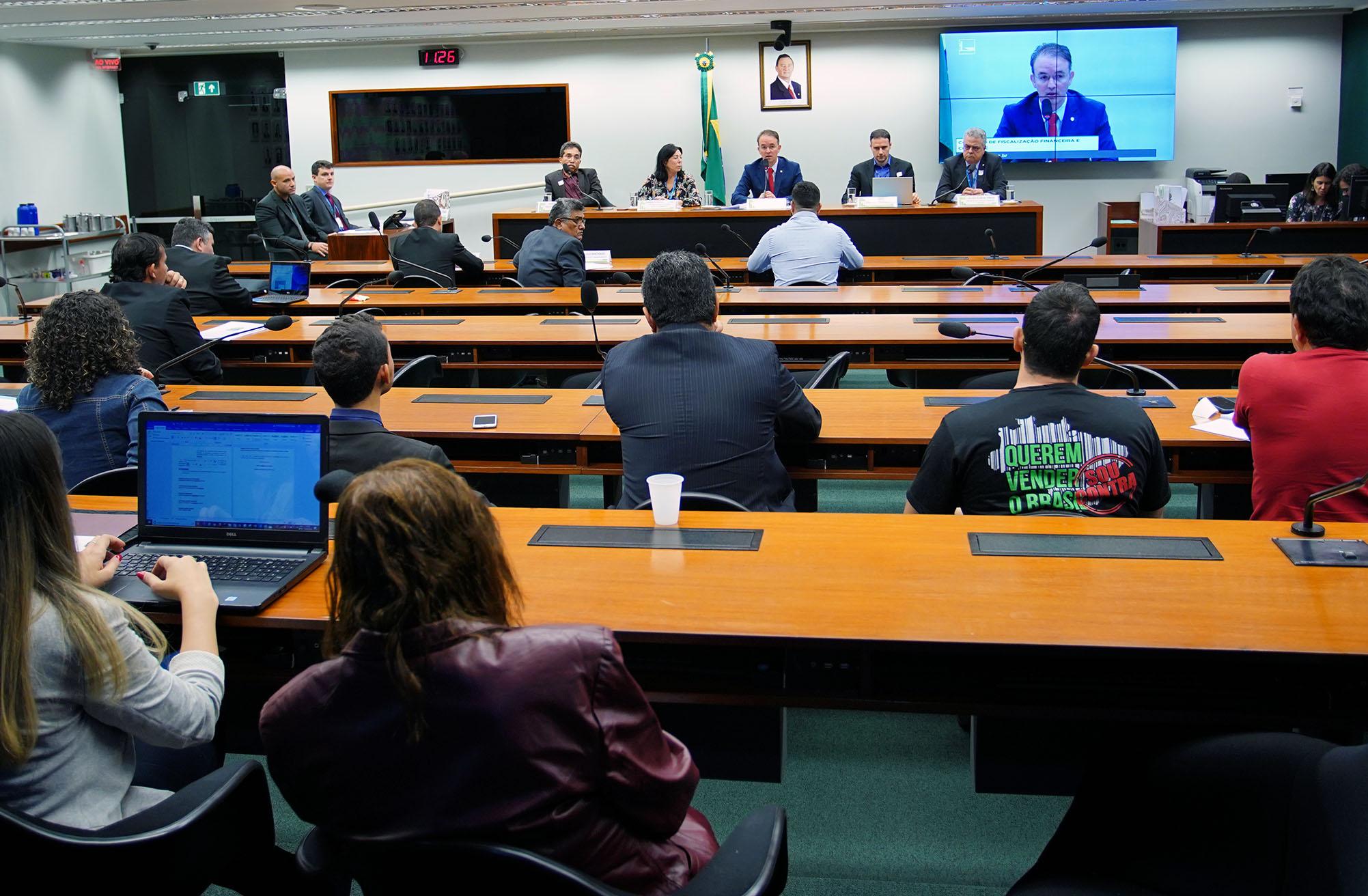 Sindicatos de urbanitários criticam privatização de distribuidoras de energia elétrica da Eletrobras