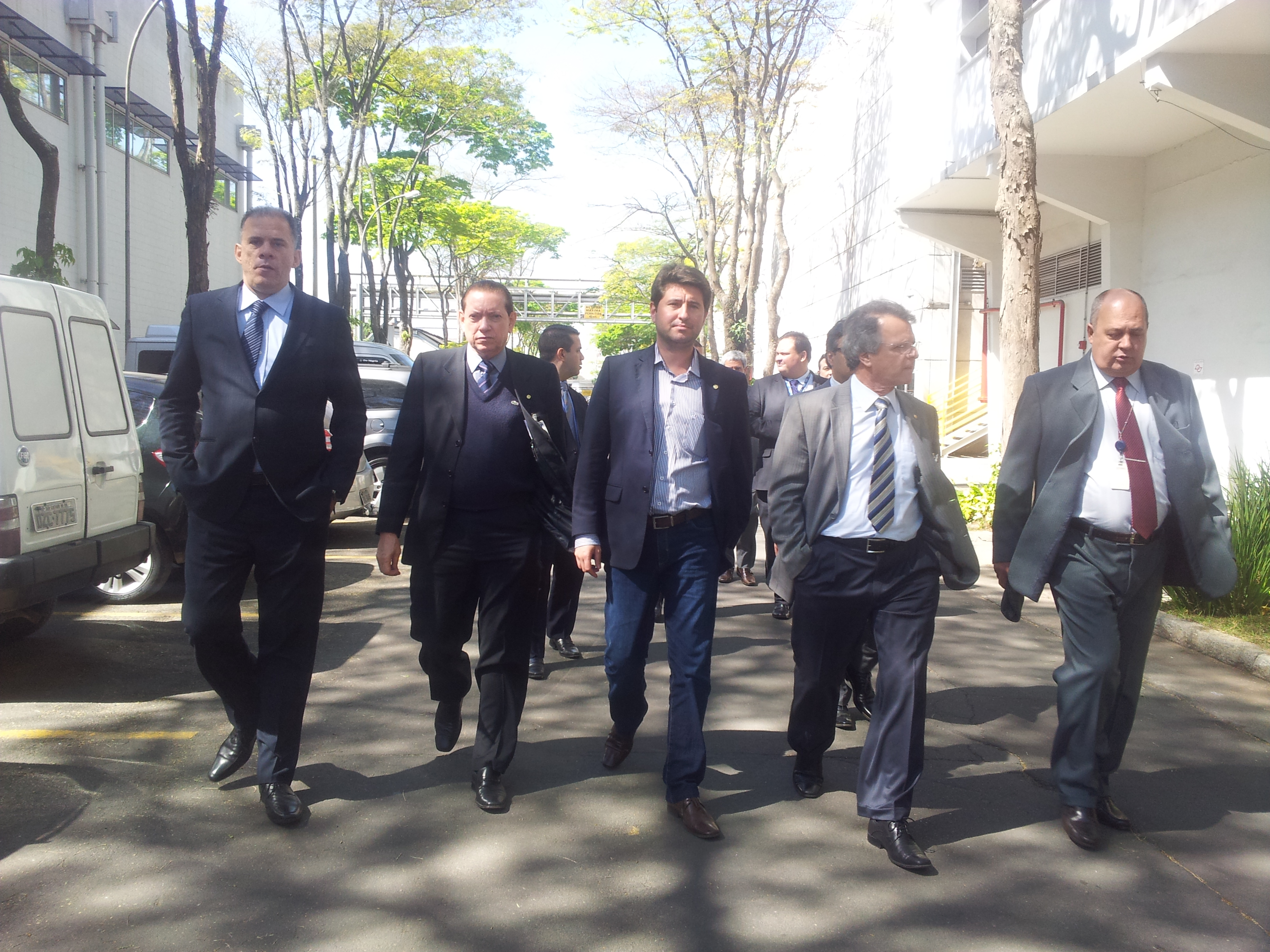  Parlamentares do GT da telefonia visitam centro de gerenciamento de operadoras