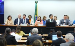 Presidente da CFFC, Bia Kicis defende o agronegócio e o homeschooling em sessão com Camilo Santana