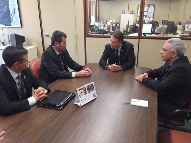 Presidente da CFFC, Leo de Brito, recebe visita da Aeronáutica.