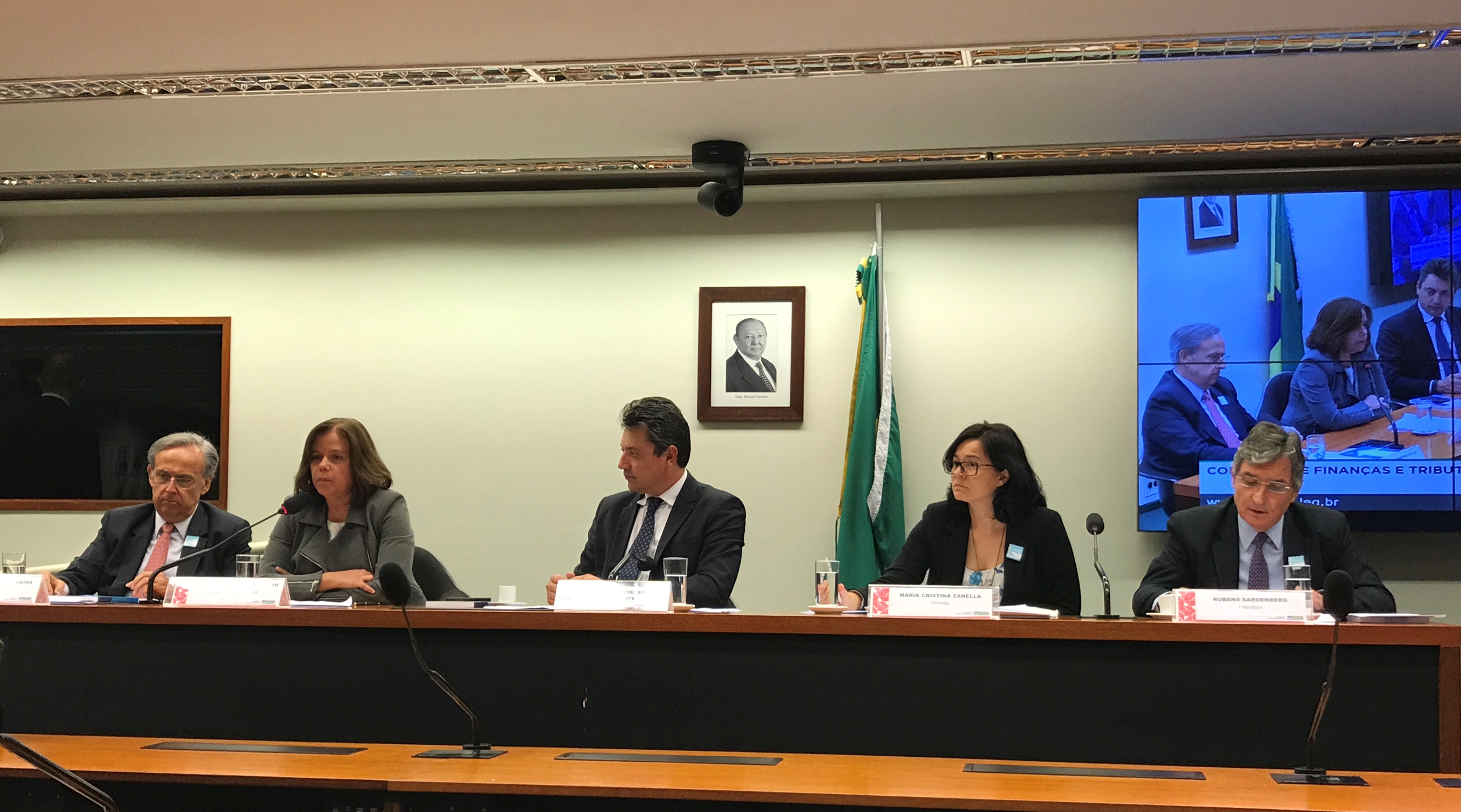 Cobrança de altas taxas e juros pelos bancos foi tema de debate na CFT