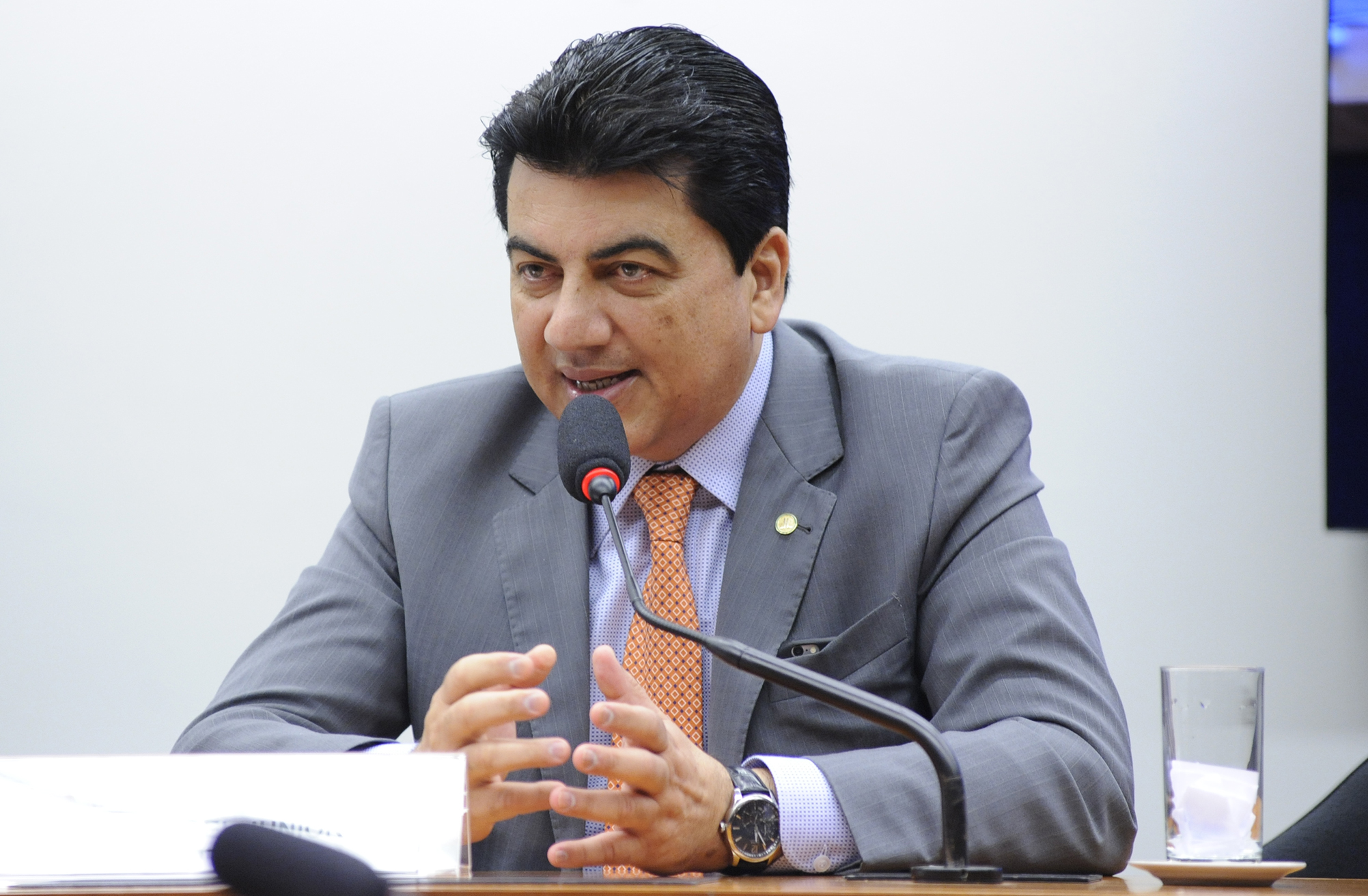 Finanças aprova projeto de lei que determina a adoção de número único para ouvidorias da saúde