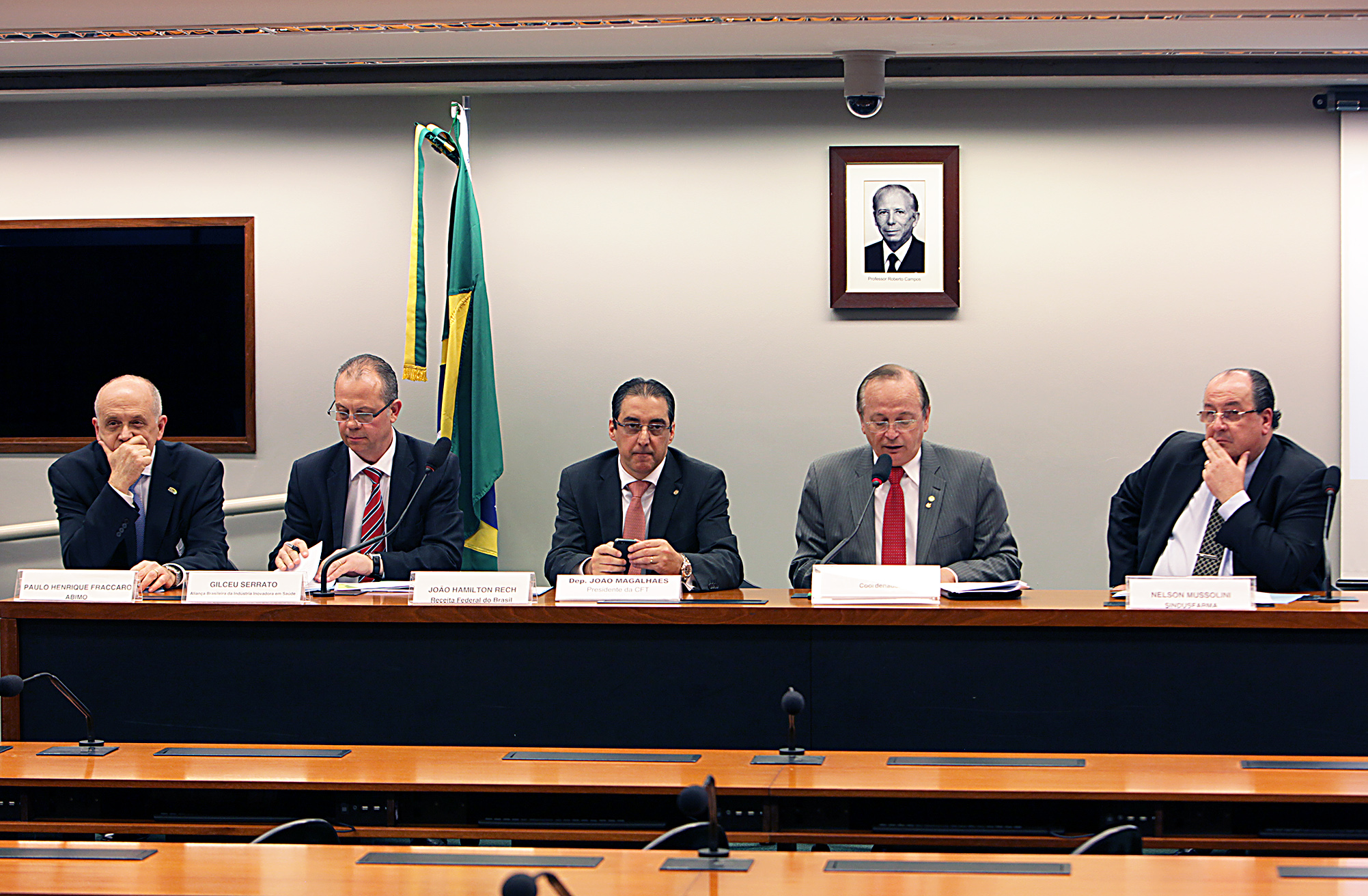 Indústrias farmacêutica e de produtos hospitalares pedem redução de tributos