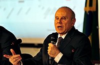 Mantega diz que economia brasileira se mantém sólida; oposição contesta.