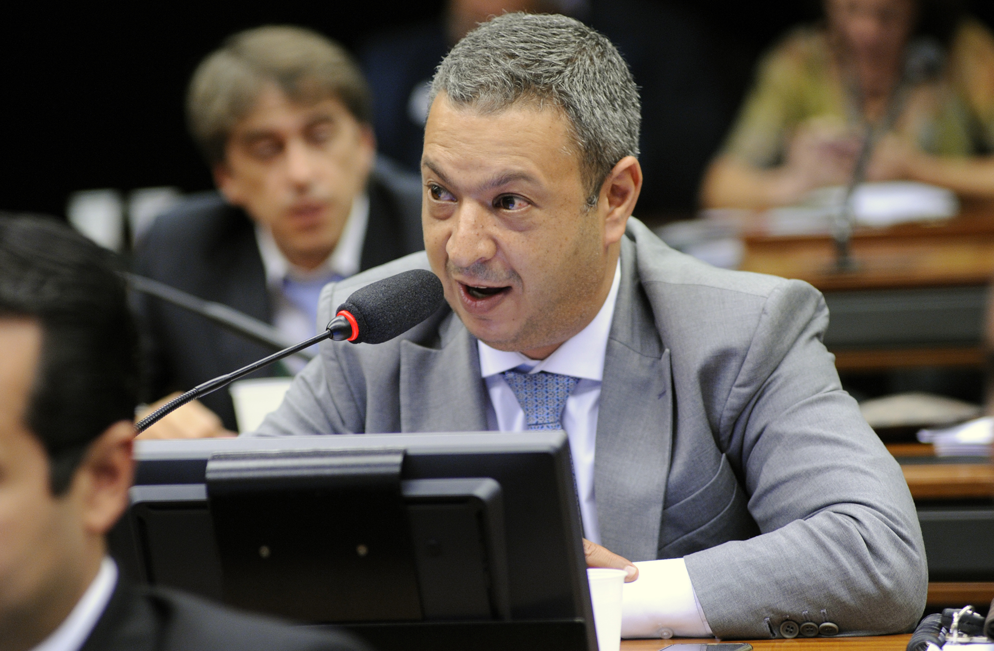 Projeto reduz custos da telefonia celular no Brasil