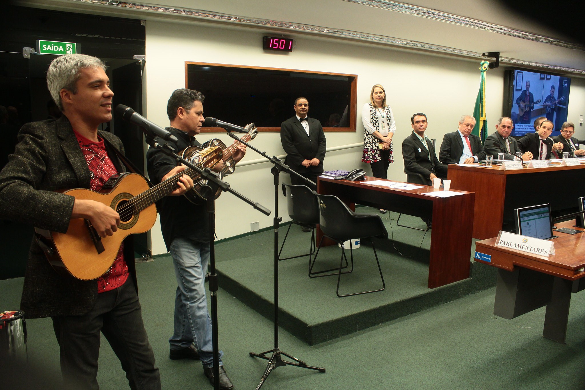 A homenagem foi feita pelos repentistas Chico de Assis e João Santana, que cantaram na abertura de audiência pública para debater captação irregular de água no rio São Francisco.