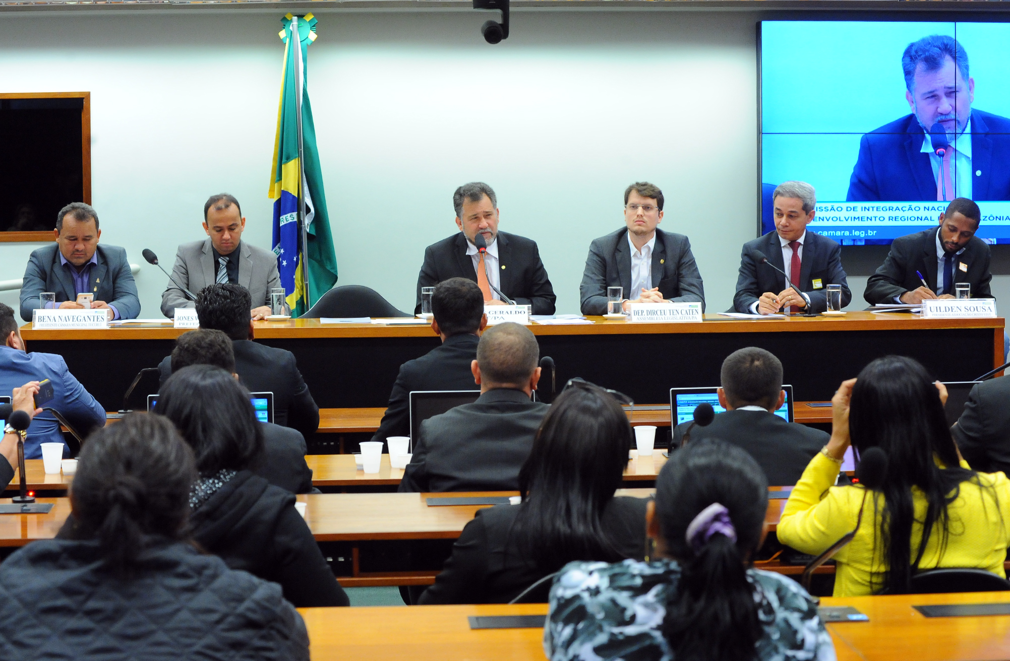 Audiência pública debate programa Minha Casa Minha Vida.