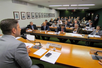 Comissão aprova criação de subcomissões