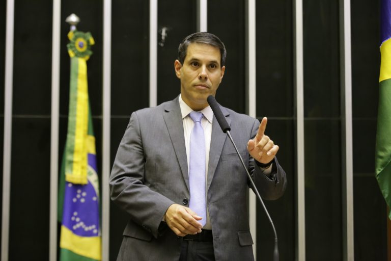 Comissão aprova prazo para governo definir projeto na Zona Franca