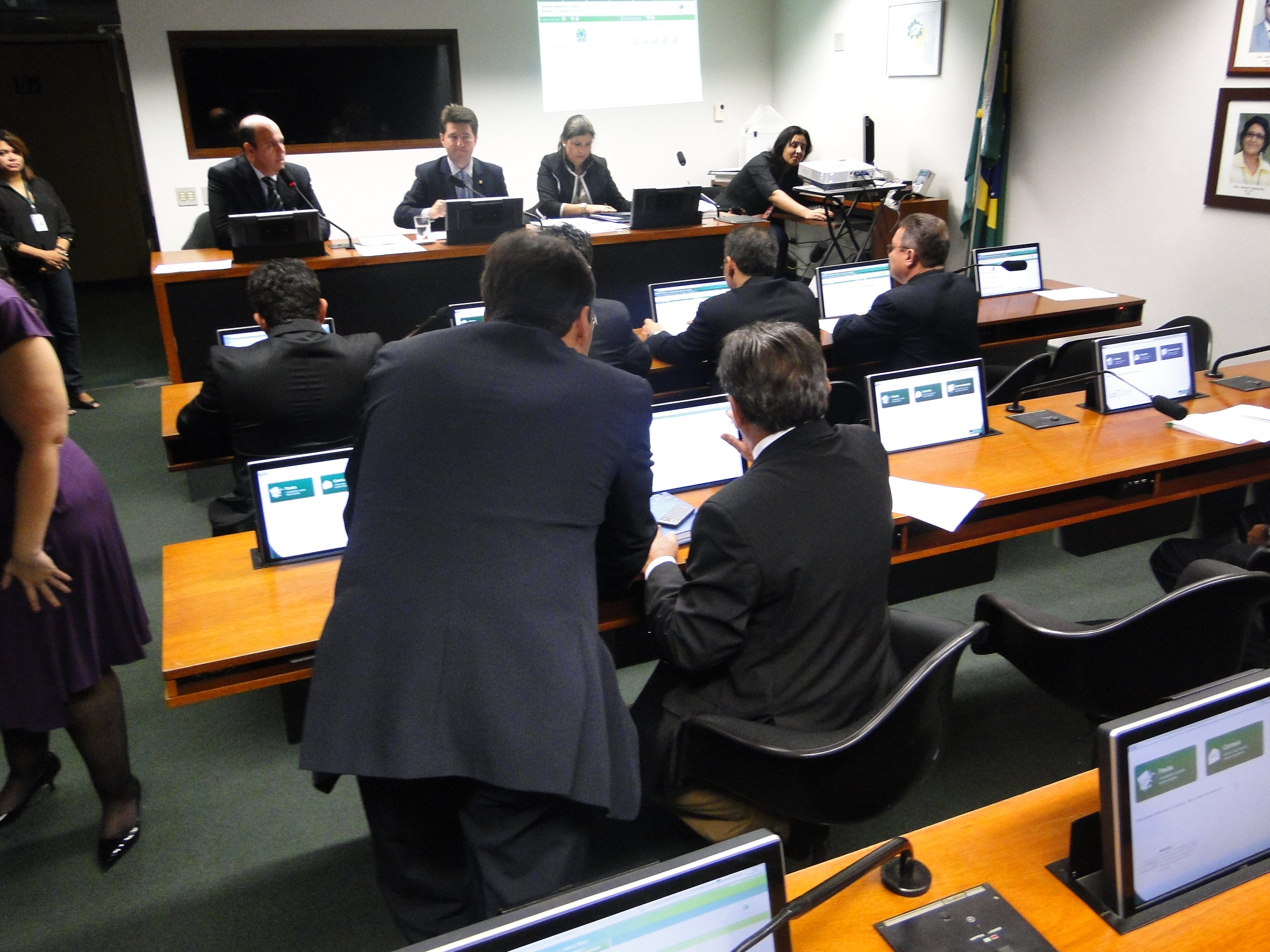 Comissão aprova a suspensão do pagamento de dívidas dos municípios em situação de emergência.