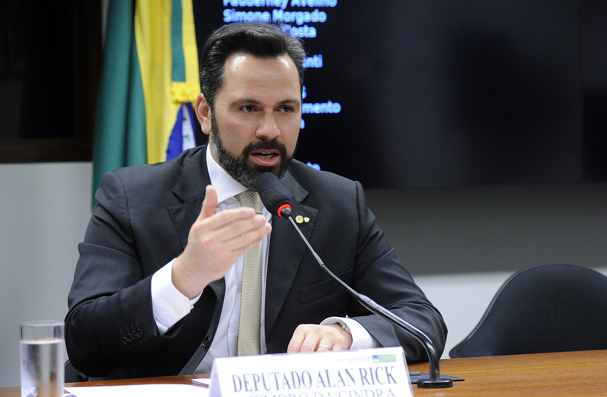 Deputados apontam má prestação de serviços da Eletroacre