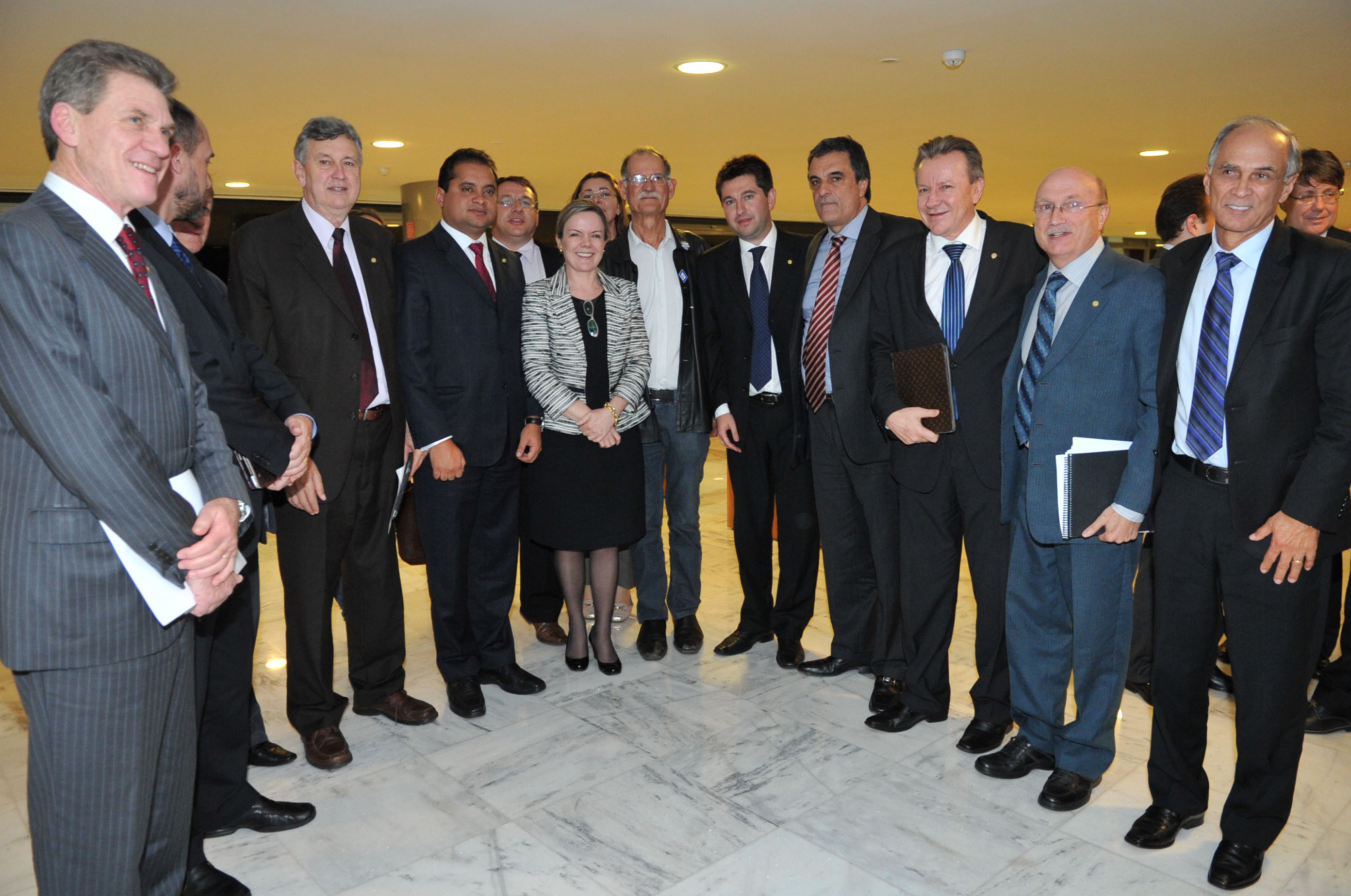 Deputados e ministros buscam solução para crise nas demarcações indígenas 