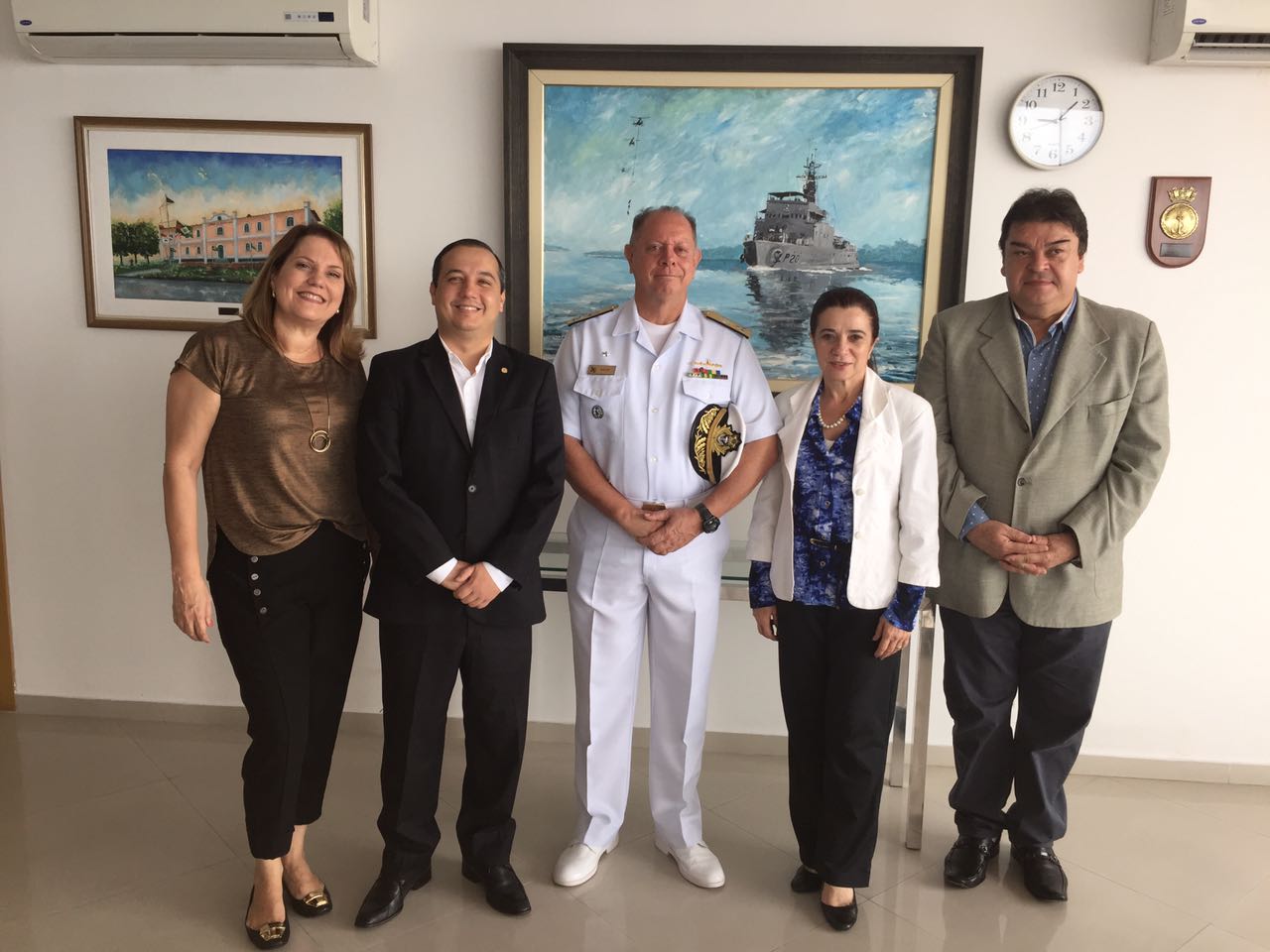 Deputados visitam navio de assistência hospitalar da Marinha