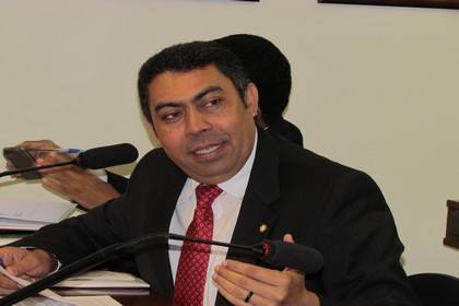 Padre Ton quer a Câmara fiscalizando a construção da usina de Jirau em RO