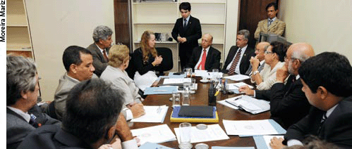 Senadores, deputados e representantes de entidades da sociedade civil defenderam a criação da frente parlamentar