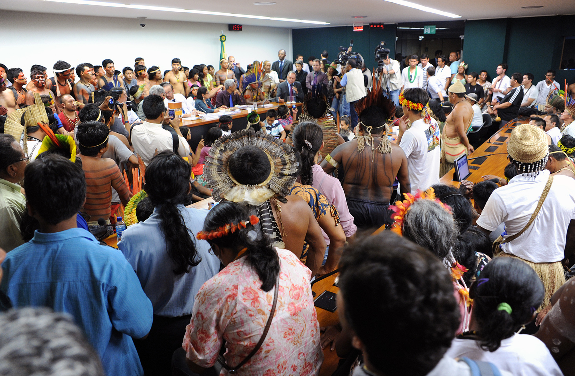 Centenas de índios participam da instalação do grupo de trabalho sobre as terras indígenas