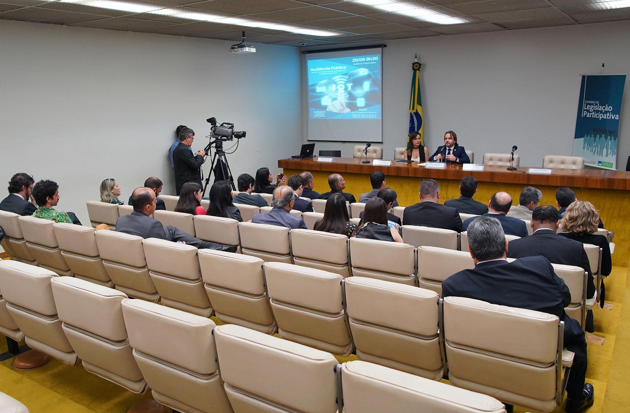 CLP debateu o uso de tecnologias em apoio ao maior envolvimento entre a população e a política