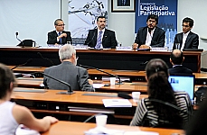 CLP discute silêncio da mídia no caso Folha x Falha