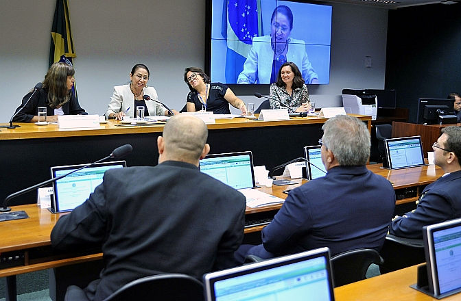 Debatedores defendem políticas públicas para mulheres vítimas de escalpelamento