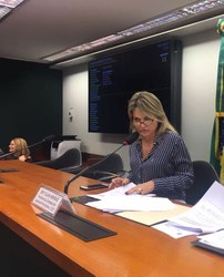 Deputada Flávia Morais agradece os membros da CLP