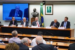 Especialistas avaliam riscos da privatização da Eletrobras