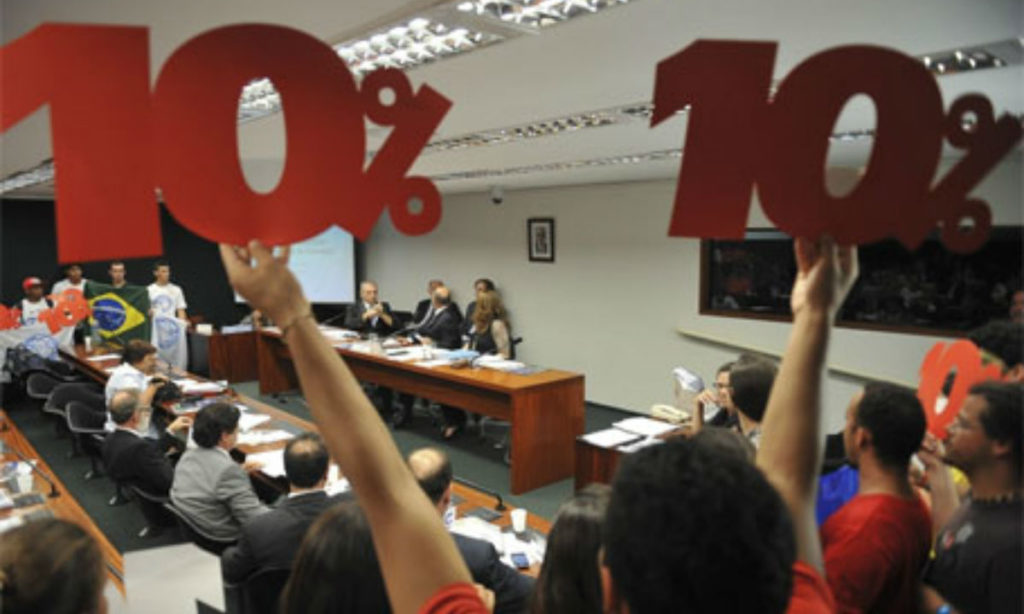 Estudantes divulgam na CLP a Campanha 10% do PIB para Educação Pública Já!