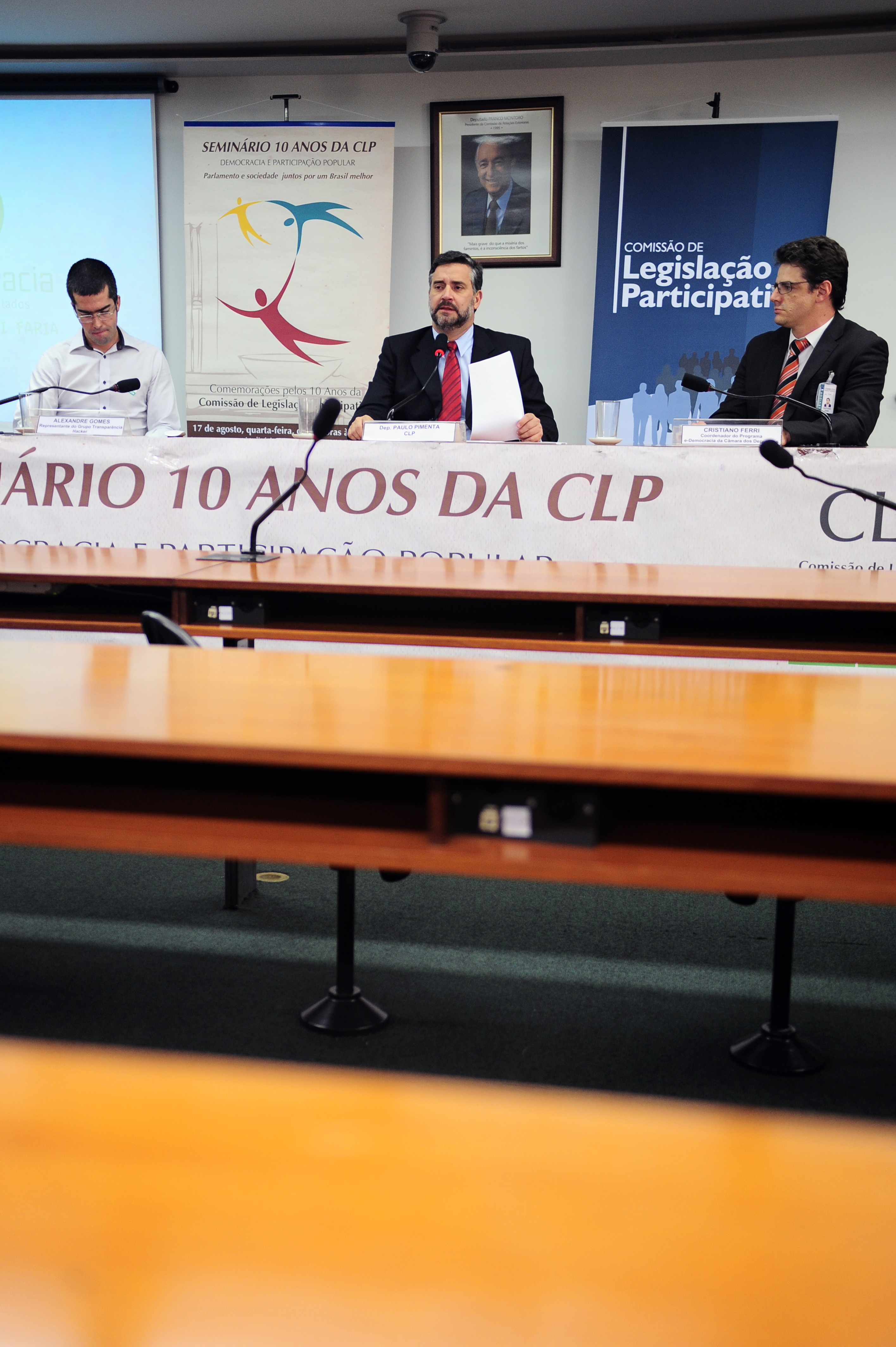 Hackers querem tornar informação do governo acessível à população