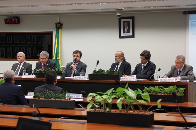 Especialistas e Parlamentares discutem o desmatamento da Amazônia