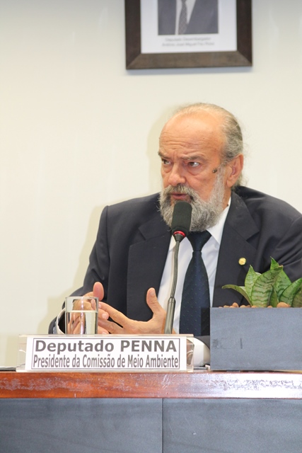 Presidente da Comissão de Meio Ambiente, deputado Penna ( PV/SP) coordena o debate sobre desmatamento na Amazônia.