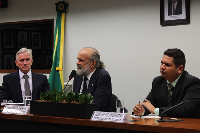 Da esquerda para direita: Bruce Walker Nelson, Coordenador de Pesquisa em Ecologia e Pesquisador do Inpa - Instituto Nacional de Pesquisas da Amazônia, o Presidente da CMADS, deputado Penna (PV/SP) e Heron Davi dos Santos Martins, Pesquisador do Imazon.