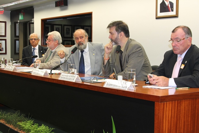 Presidente da Comissão de Meio Ambiente, deputado Penna ( PV/SP) coordena o debate sobre a implantação da inspeção veicular no país.