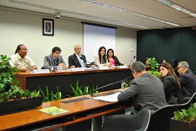 Participantes condenam o crime de extermínio de cães abandonados.