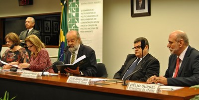 Durante a audiência pública, o Presidente Penna (PV/SP) prestou homenagem ao Dr. Paulo Nogueira Neto, primeiro ministro de Meio Ambiente no Brasil.