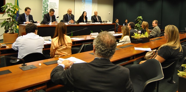 O Deputado Penna (PV/SP), presidente da CMADS abriu os debates sobre o caso do Instituto Royal.