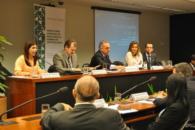 Participantes do debate querem que o TCU investigue destinação de R$ 5 milhões do governo ao Instituto Royal