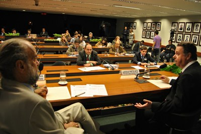 Parlamentares discutem investimentos da EMBRAPA na agricultura ôrganica e convencional.