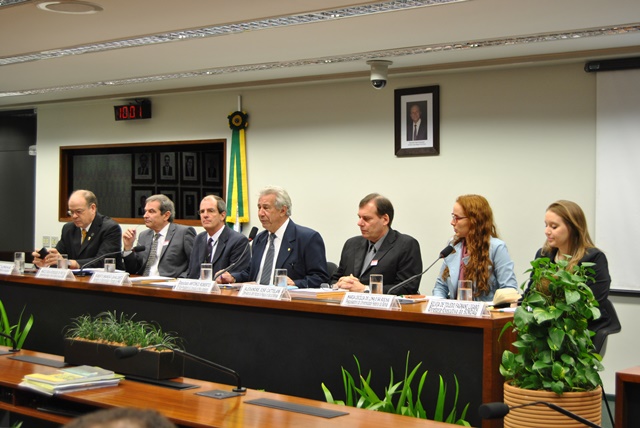 Parlamentares e especialistas discutem a correlação entre o uso dos agrotóxicos e a mortandade das abelhas