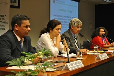 O Deputado Chico Alencar (PSOL/RJ), um dos requerentes do debate, coordenou o debate que apura violações dos direitos humanos e socioambientais no Caso do COMPERJ. 