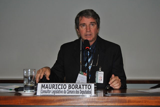 A segunda palestra tratou sobre a cooperação entre os Entes Federativos, Licenciamento Ambiental e Gestão de Recursos Hidricos.