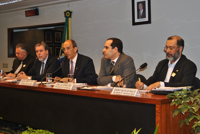 Deputado Arnaldo Jordy (PPS/PA), 2º Vice-Presidente da CMADS, coordenou o debate sobre Bacias Hidrográficas no País.