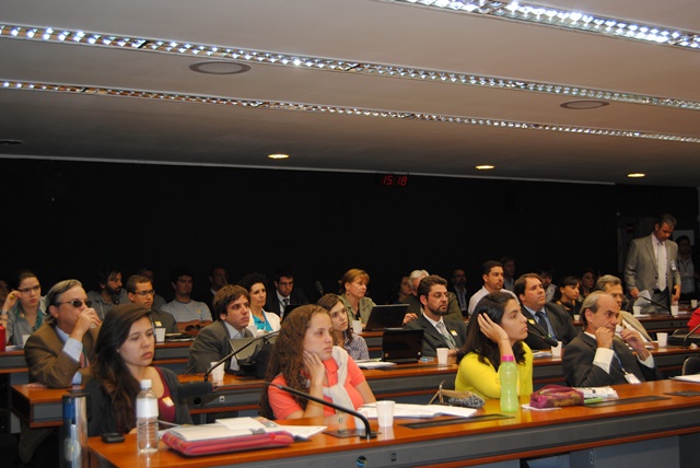 Universitários, especialistas e representantes de ONGs participaram do seminário sobre o novo código florestal