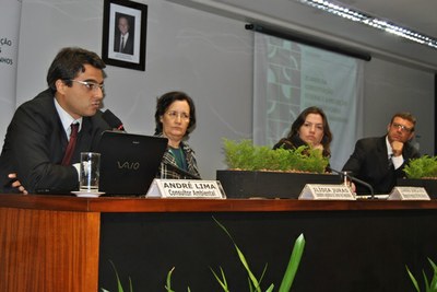 Apresentações técnicas foram expostas por consultores ambientais durante a primeira mesa de debate do seminário 