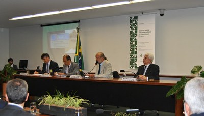 Da esquerda para direita: Jorge Abrahão, Presidente do Isntituto Ethos, os deputados Arnaldo Jordy (PPS/PA) e Penna (PV/SP) e Ney Maranhão, Secretário de Recursos Hidricos e Ambiente Urbano do MMA.