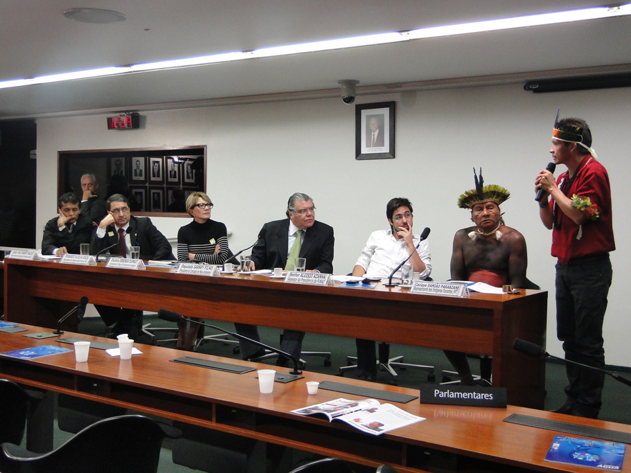 Índios pedem respeito e dignidade