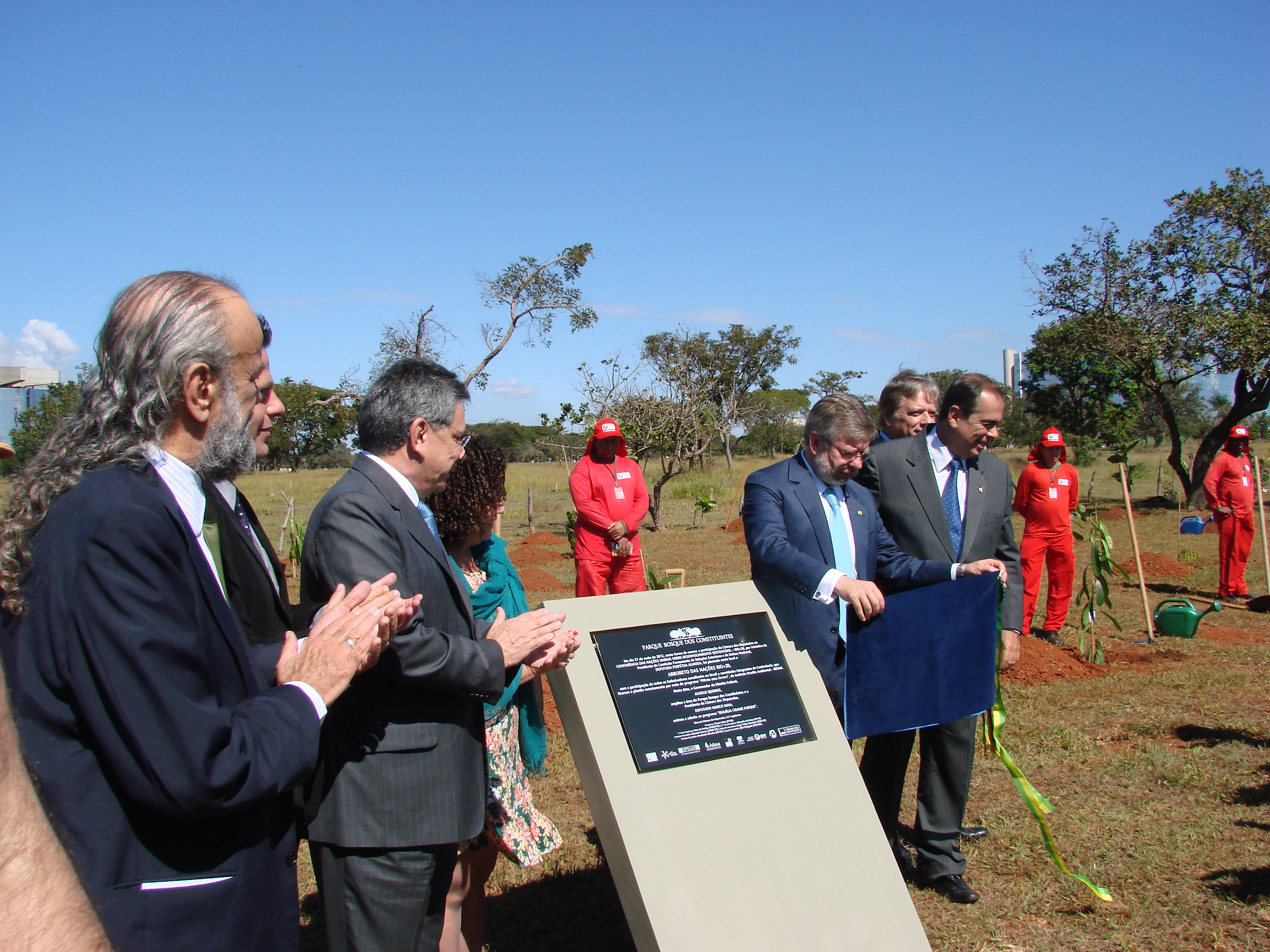 Penna participa do plantio de 120 mudas no "Arboreto das Nações do Rio+20”