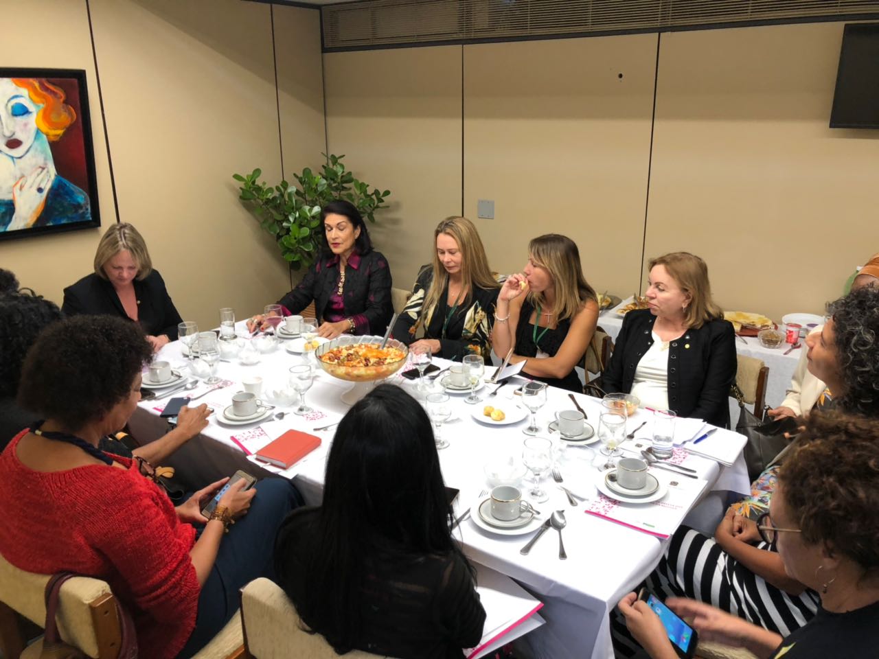  A primeira edição do "Café com elas" teve a participação de movimentos sociais.