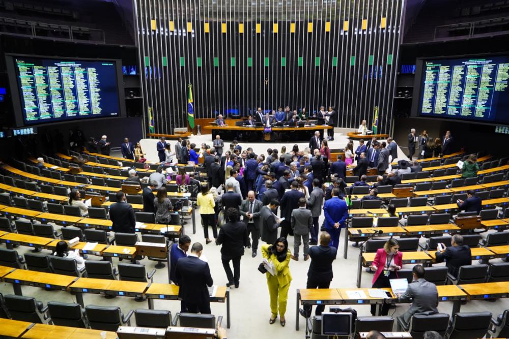 Câmara aprova projeto que dá à mulher o direito de ter acompanhante em consultas e procedimentos que requerem sedação