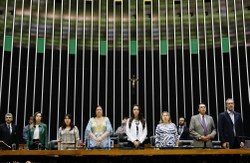 CMulher entrega o Diploma Mulher-Cidadã