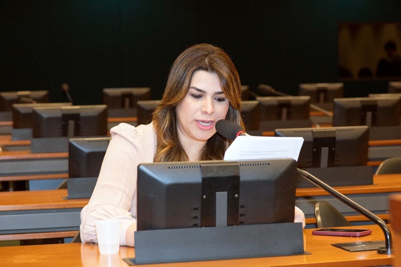 Comissão aprova projeto que garante equidade entre atletas homens e mulheres   